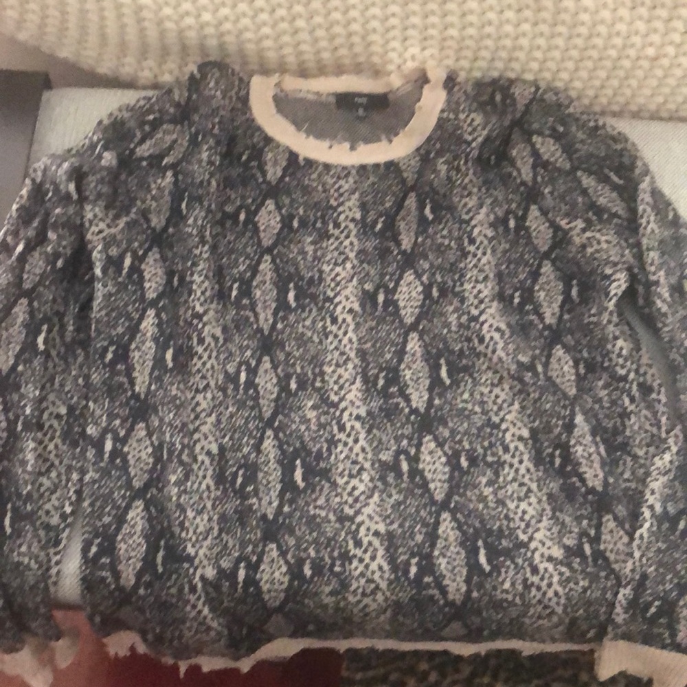 Fate sweater sz M